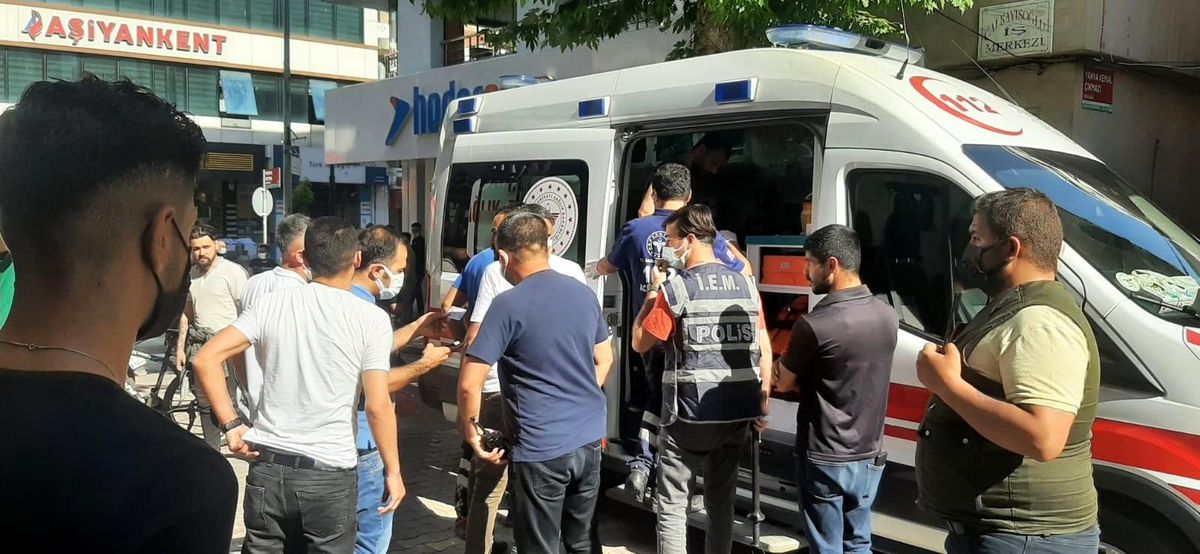 Yolda yürürken bıçaklı saldırıya uğradı