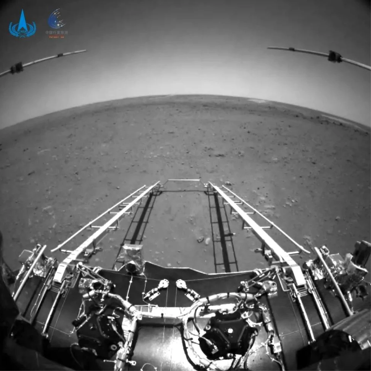 Zhurong: Çin, Mars\'a indirdiği uzay aracından ilk fotoğrafları paylaştı