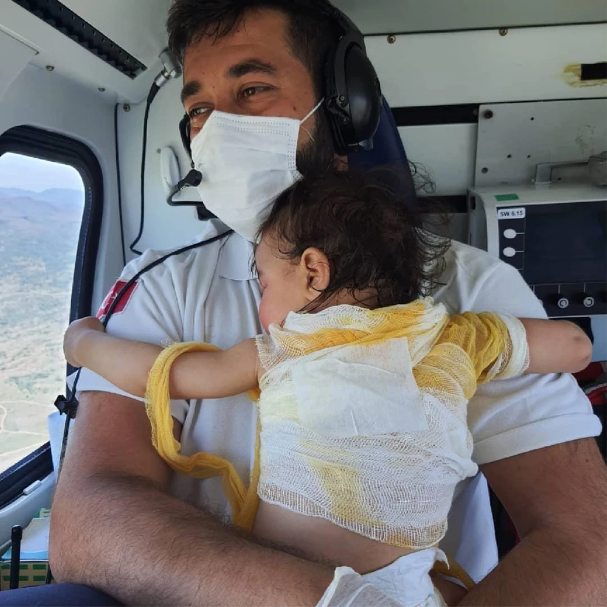 Afyonkarahisar\'da üzerine sıcak su dökülen bebek, ambulans helikopterle Eskişehir\'e sevk edildi