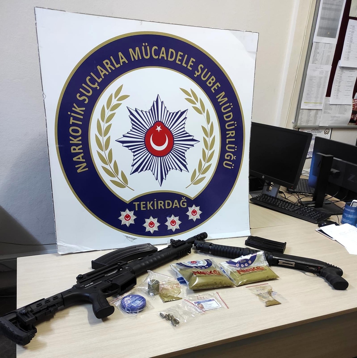 Son dakika haberi! Av tüfekleri, esrar ve sahte sürücü belgesi ele geçirildi: 3 gözaltı