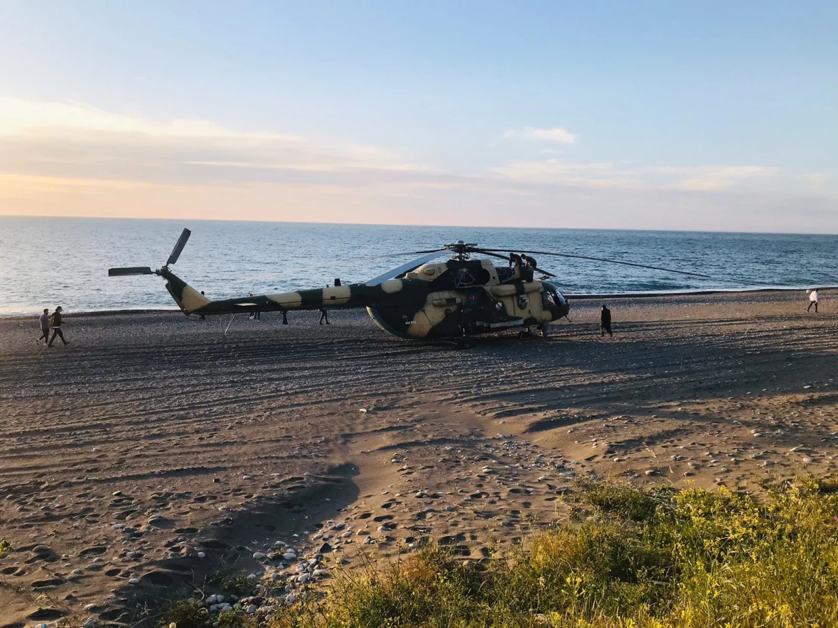 Karadeniz semalarında panik anları! Azerbaycan\'a ait helikopter Giresun\'a acil iniş yaptı