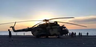 Azerbaycan bayraklı helikopter Giresun'da plaja acil iniş yaptı