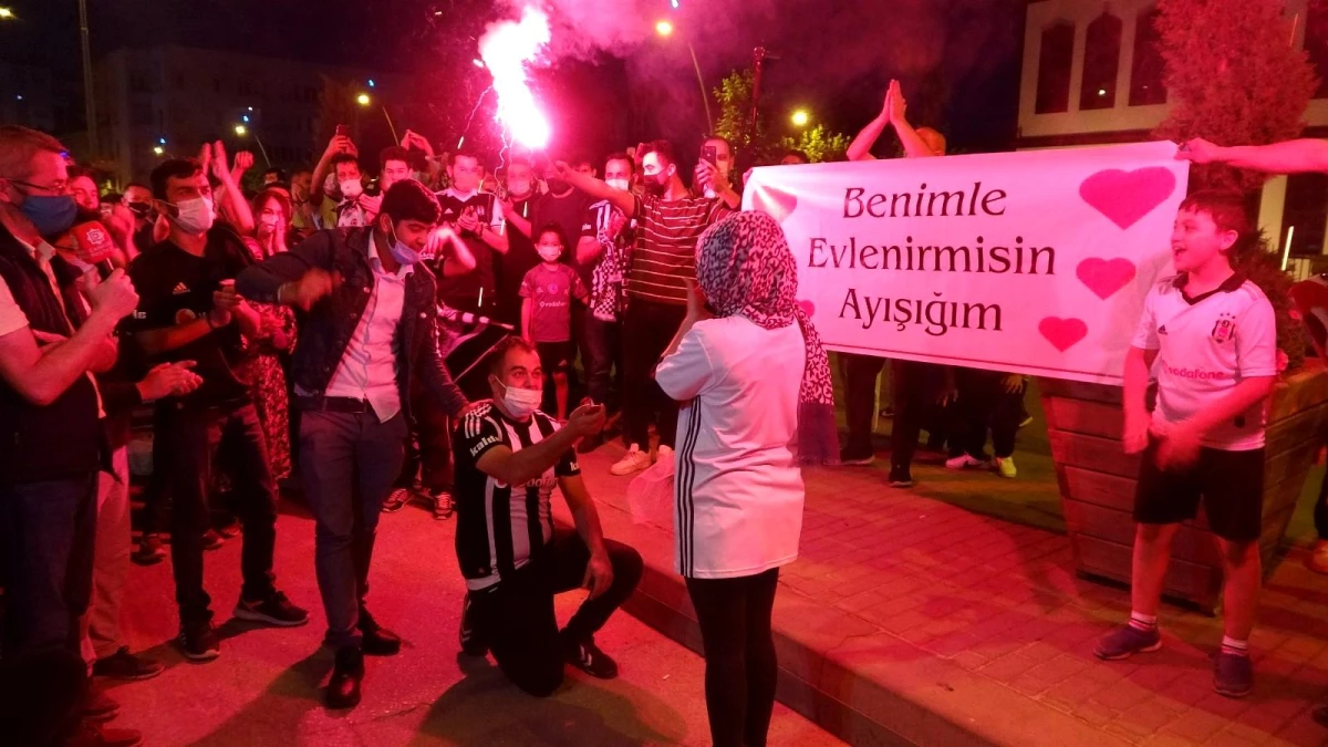 Beşiktaş\'ın şampiyonluk kutlamasında romantik anlar