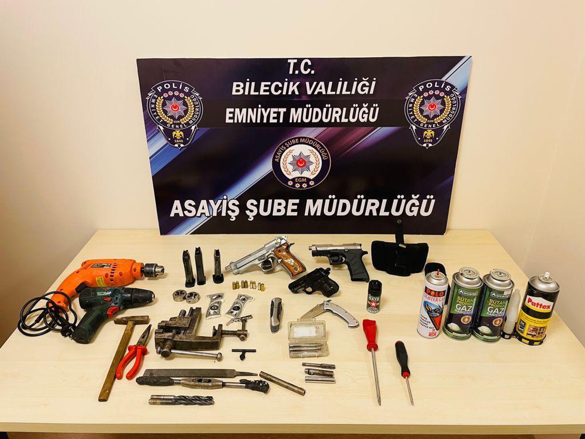 Son dakika haberi... Bilecik\'te kimlik sorgulamasında polisten kaçan kişiden silah ele geçirildi