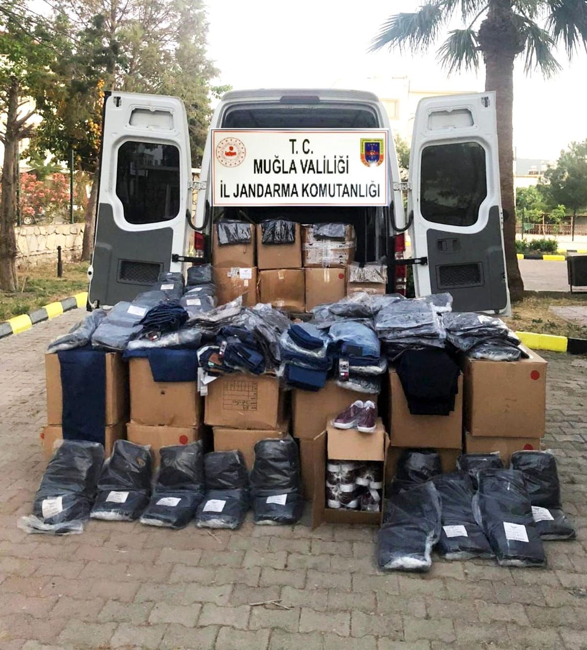 Bodrum\'da ünlü markaların taklidi ele geçirildi