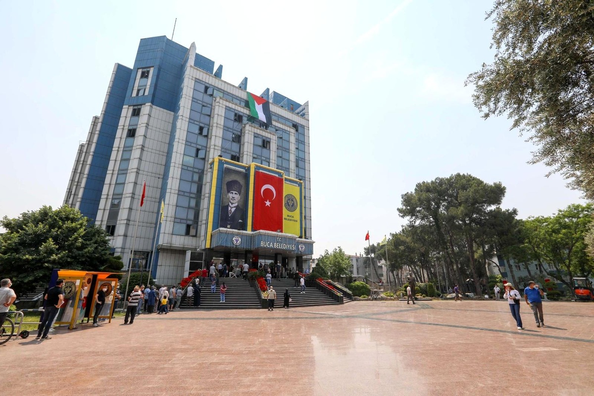 Buca Belediyesi hizmet binasına Filistin bayrağı