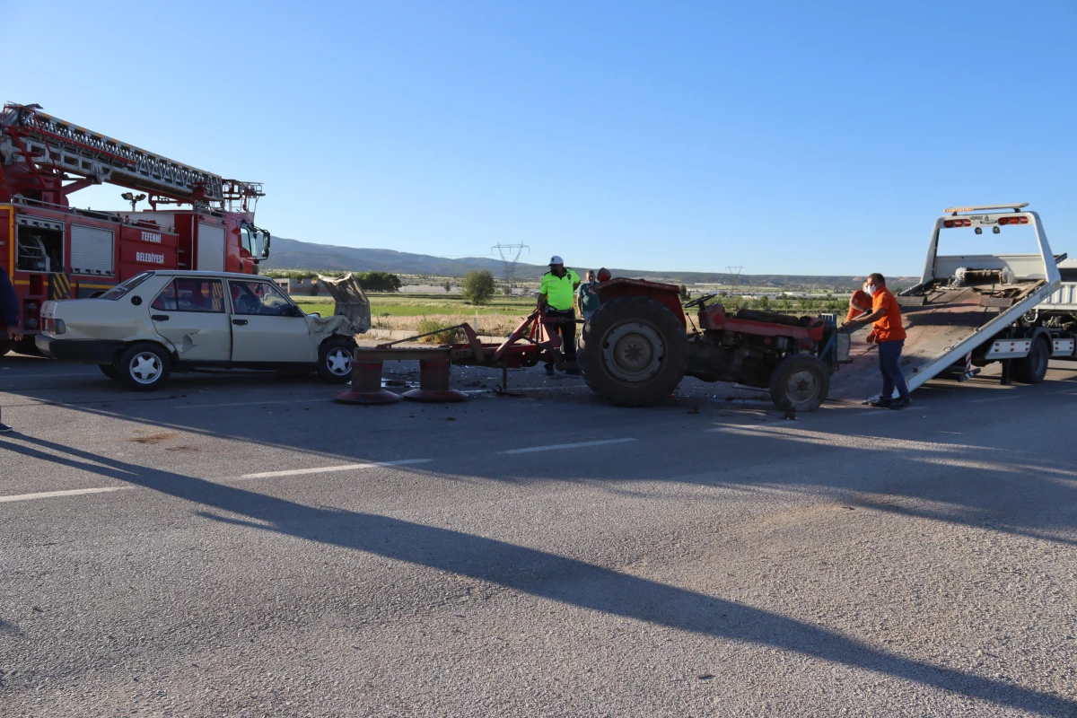 Burdur\'da otomobille traktörün çarpışması sonucu 2 kişi yaralandı