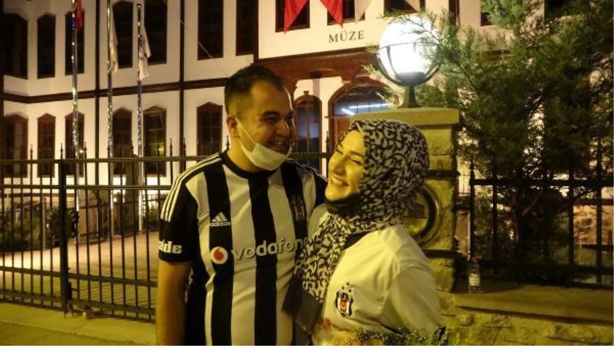 Çankırı\'da Beşiktaş\'ın şampiyonluk kutlamasında sürpriz evlilik teklifi
