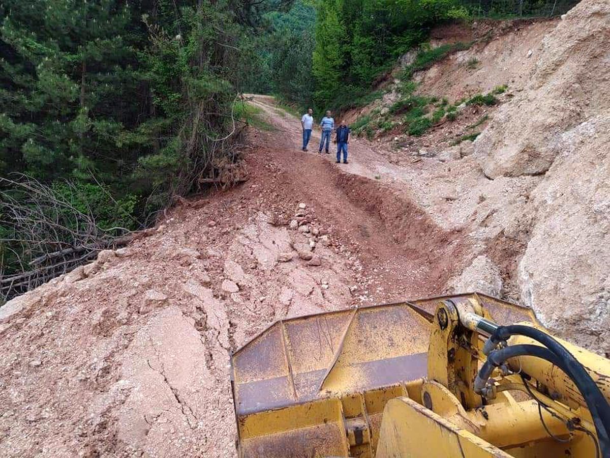 Cide\'de yaşanan heyelan yolu kapattı