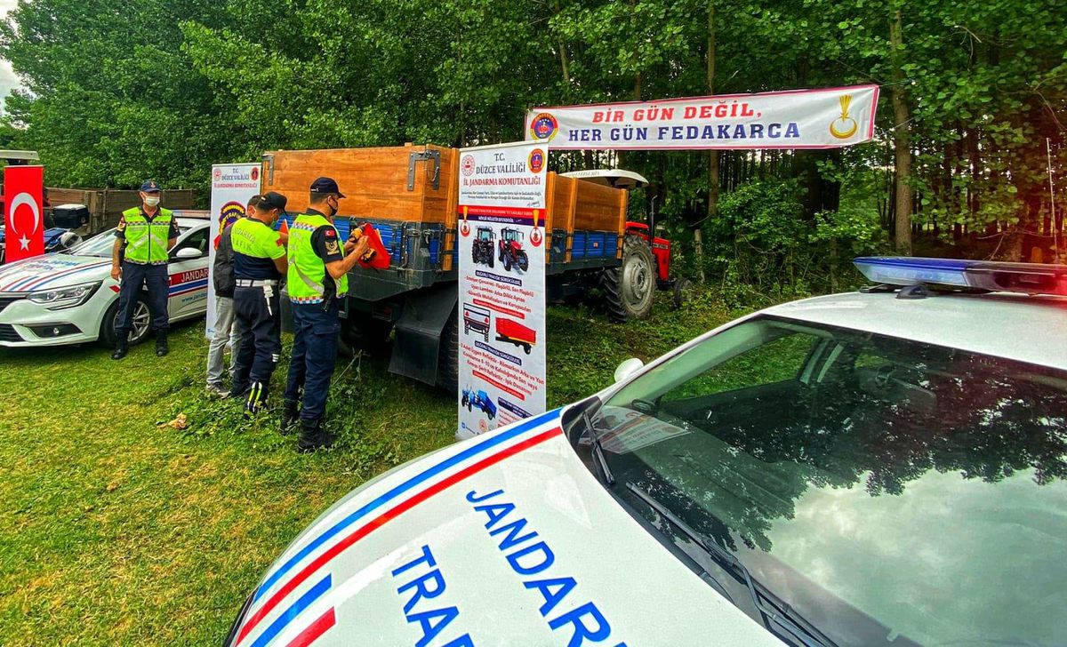 Düzce\'de jandarmadan traktör sürücülerine eğitim
