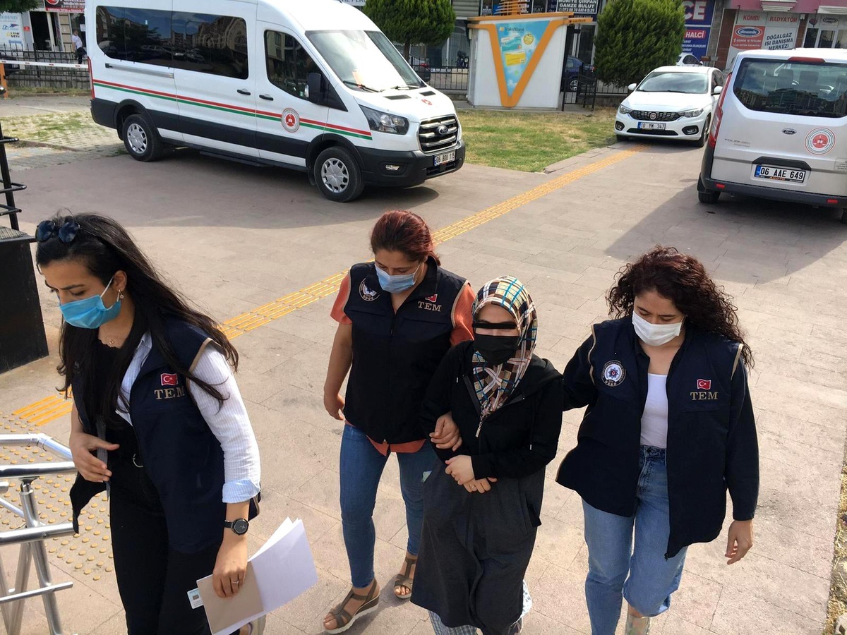 Edremit\'te FETÖ firarisi kadın saklandığı evde yakalandı