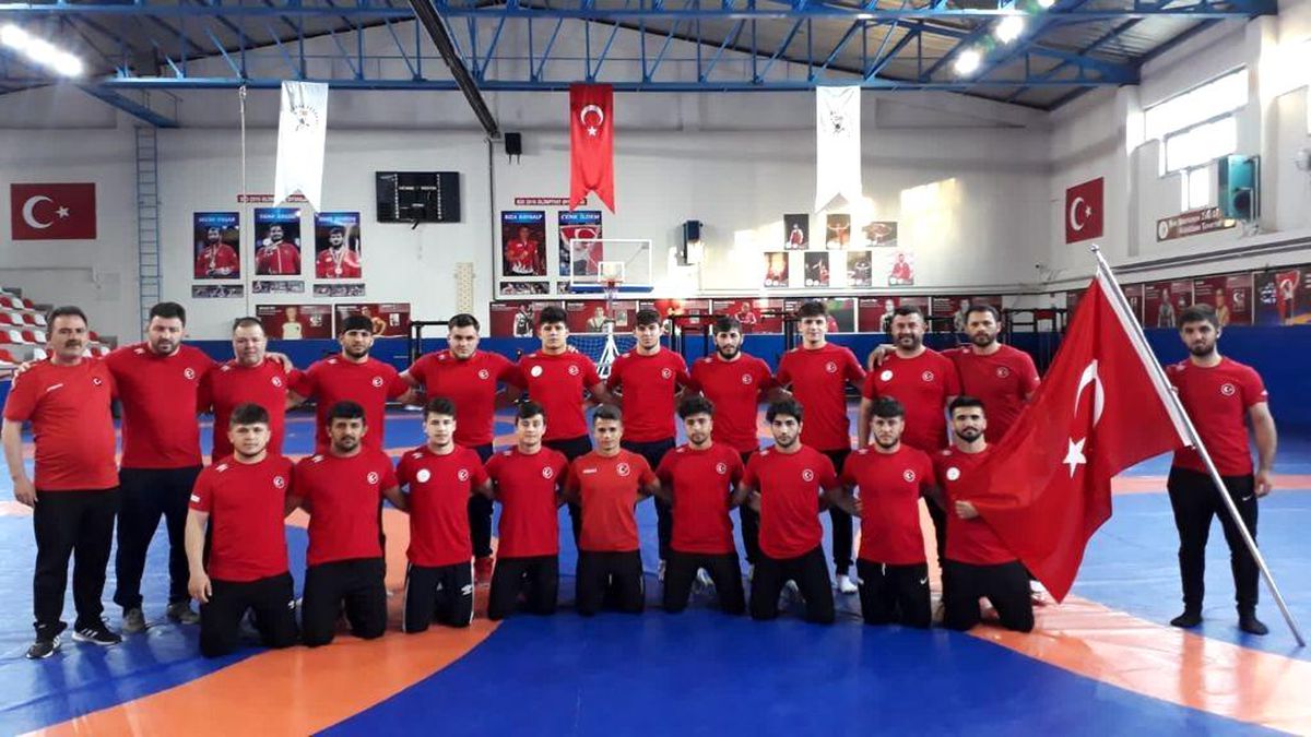 Edremitli güreş antrenörü Çakmar milli takım kampında görevine başladı