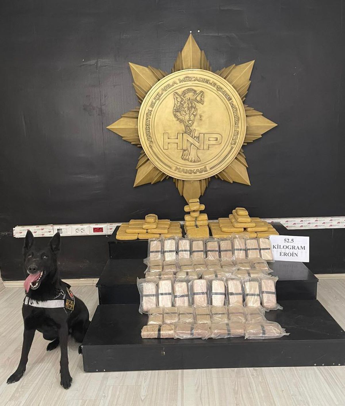 Hakkari\'de polisin takibiyle yakalanan araçta 52,5 kilogram eroin ele geçirildi