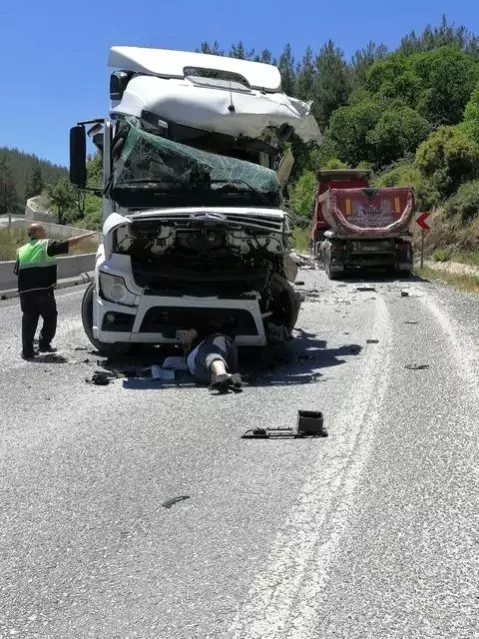 İki tır kafa kafaya çarpıştı: 2 yaralı