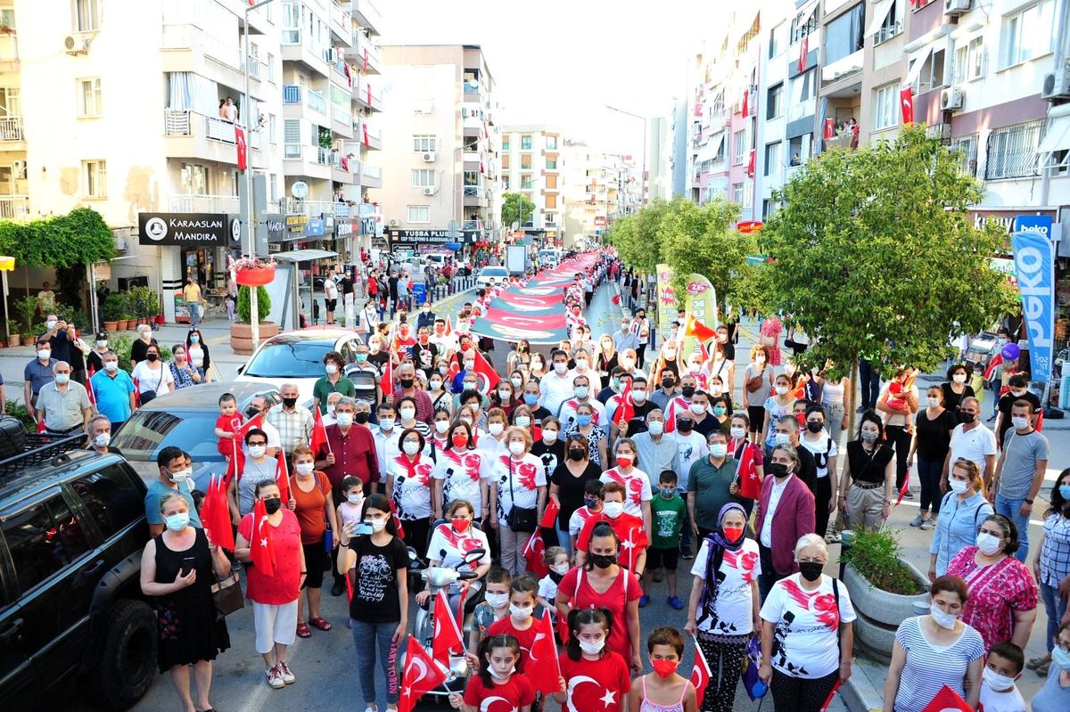 İzmir\'de 190 genç 190 metrelik Türk bayrağını taşıdı