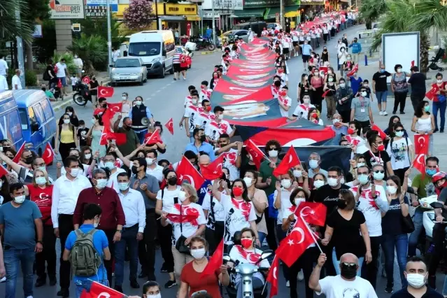 İzmir'de 190 genç 190 metrelik Türk bayrağını taşıdı