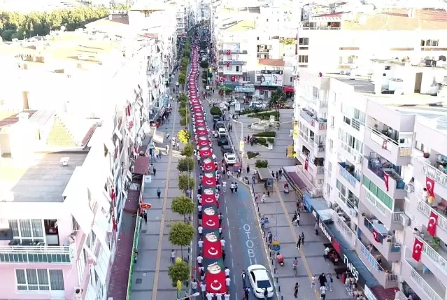 İzmir'de 190 genç 190 metrelik Türk bayrağını taşıdı