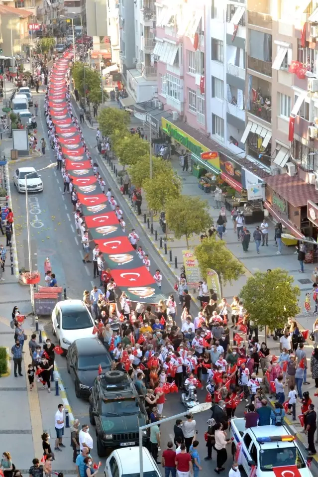 İzmir'de 190 genç 190 metrelik Türk bayrağını taşıdı