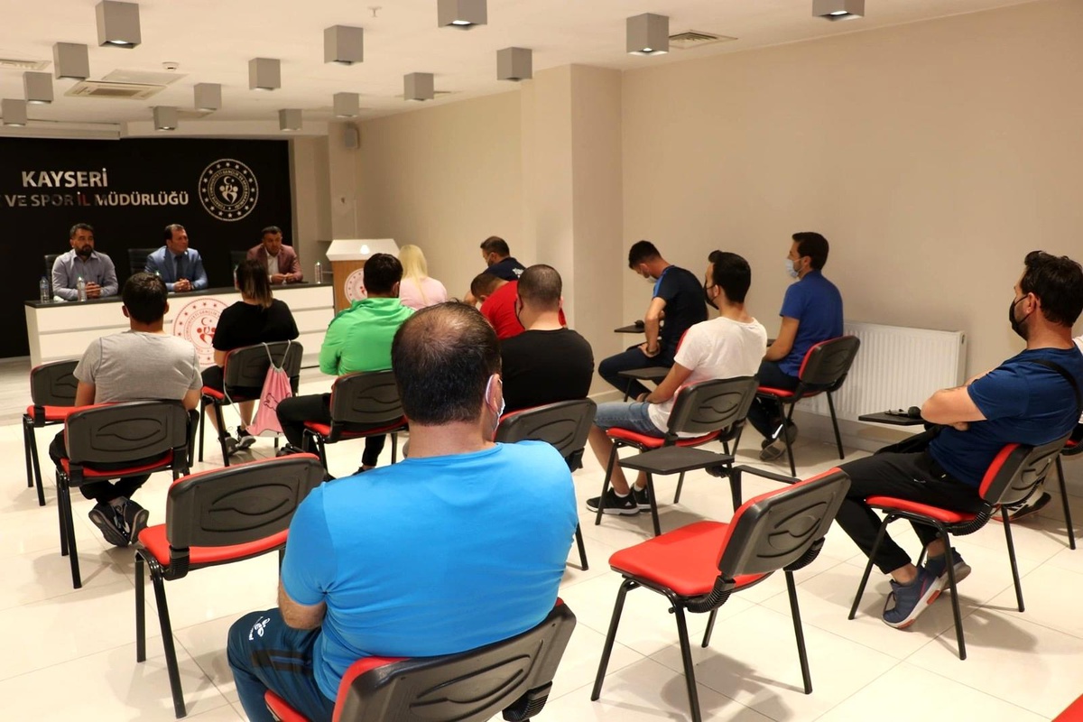 Kabakcı yüzme antrenörleri ile bir araya geldi