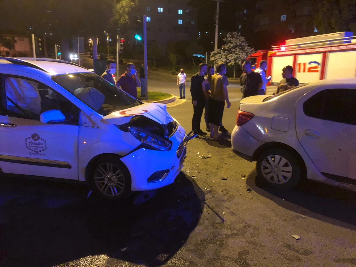 Kahramanmaraş\'ta iki otomobil çarpıştı: 4 yaralı