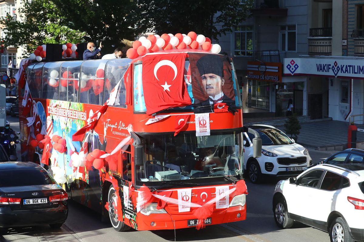 Keçiören\'de üstü açık otobüste 19 Mayıs coşkusu