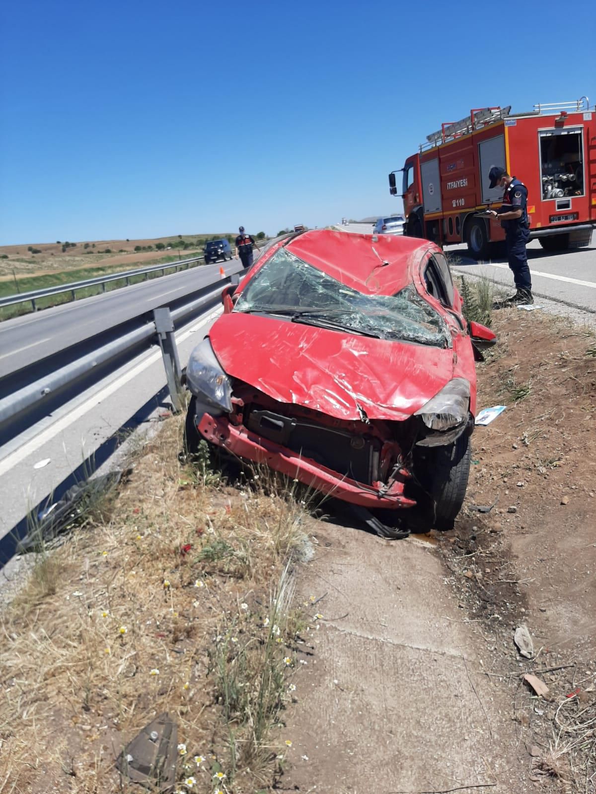 Kırıkkale\'de otomobil su kanalına devrildi: 3 yaralı