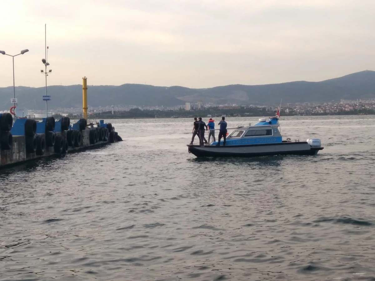 Son dakika haberi: Kocaeli\'de tekneleri arızalanınca denizde mahsur kalan gençleri deniz polisi kurtardı