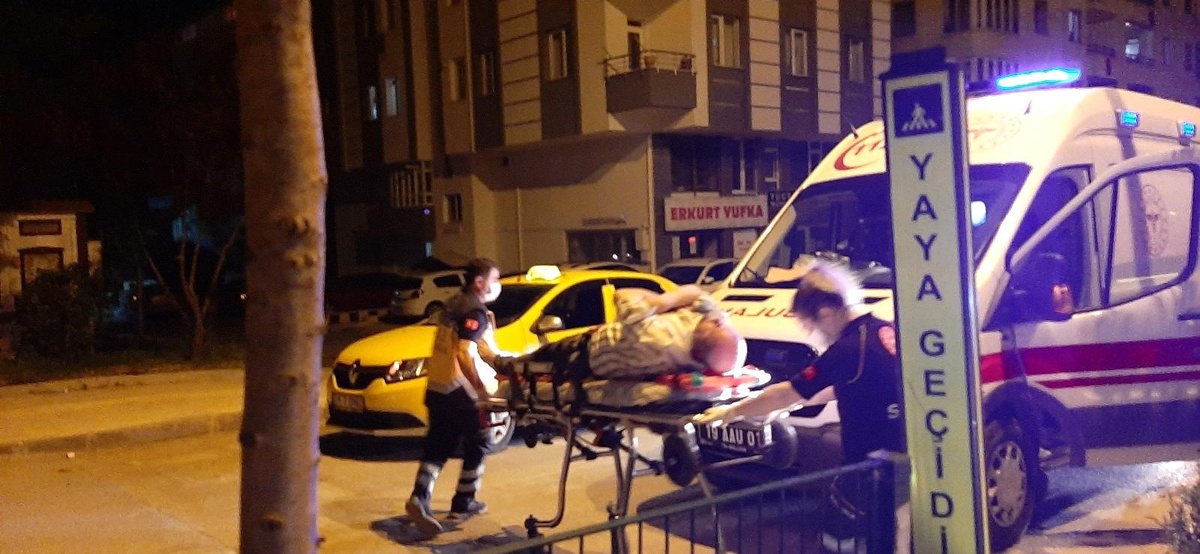 Kontrolden çıkan otomobil refüje çarptı, sürücü yaralandı