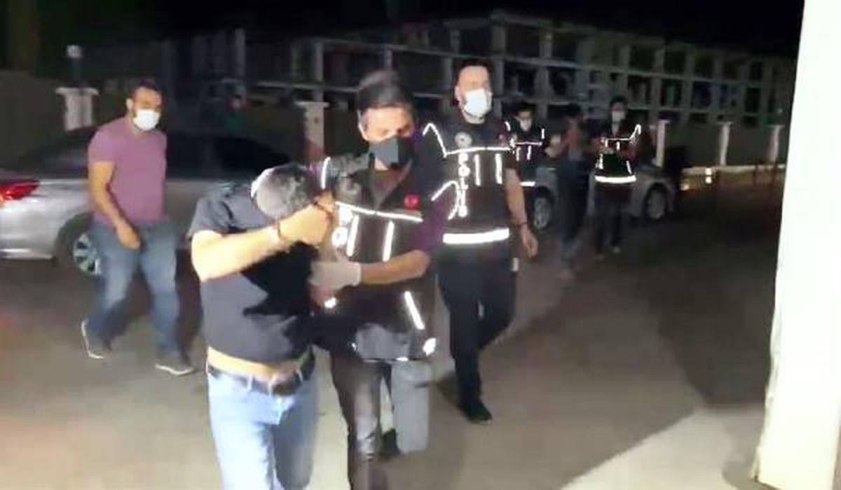 KOVALAMACAYLA YAKALANAN 2 ŞÜPHELİNİN ÜZERİNDEN UYUŞTURUCU ÇIKTI