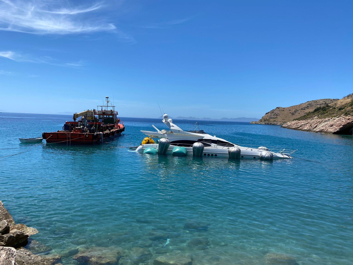 Muğla\'da karaya oturan lüks yat çıkartıldı