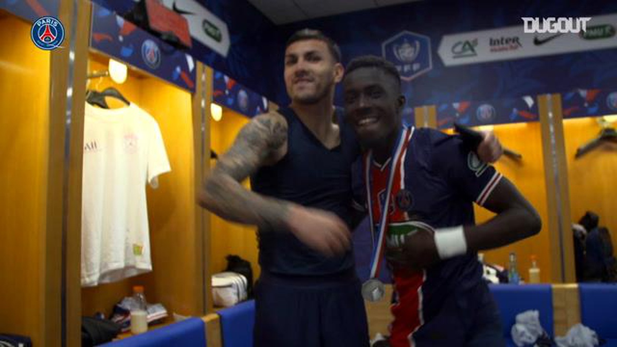 PSG\'li Oyuncuların Fransa Kupası Şampiyonluğu Sonrası Soyunma Odası Kutlamaları