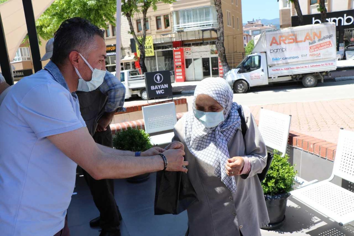 Safranbolu\'nun yerli domatesi "maniye" fideleri vatandaşlara dağıtıldı