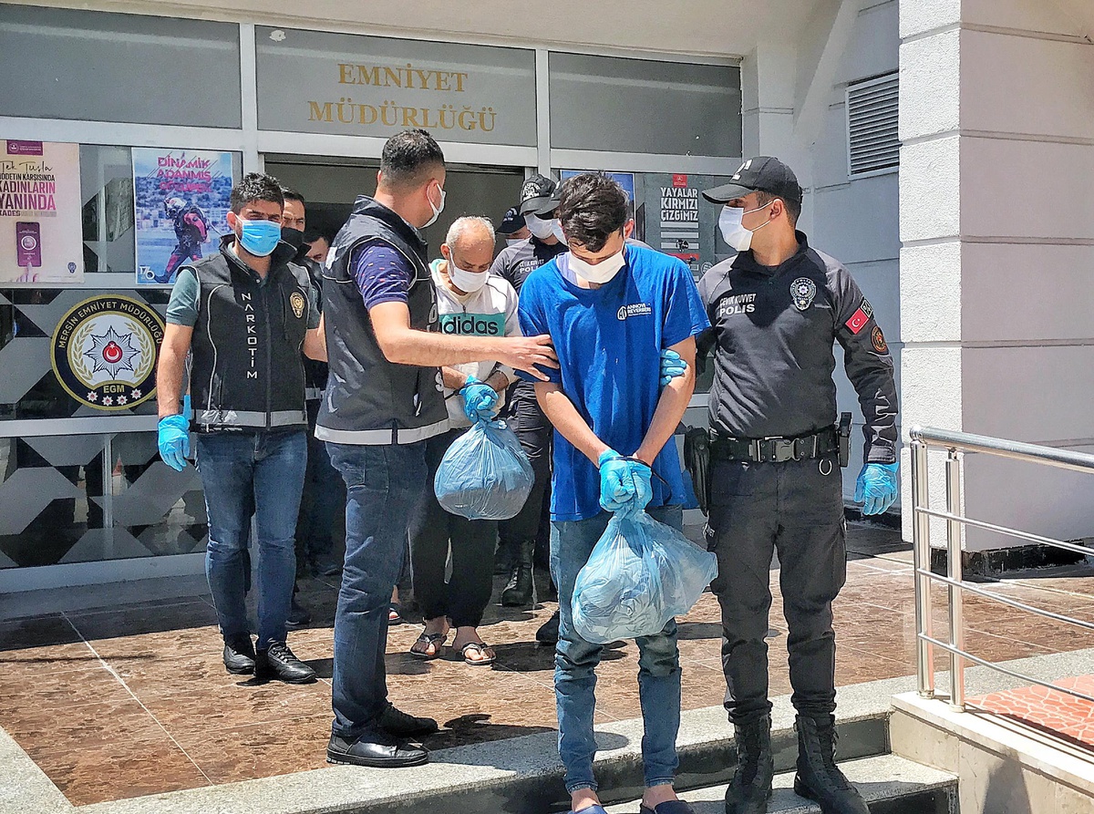 Suriye açıklarında yaklaşık 1,5 ton esrar ele geçirilen operasyonda yakalanan 6 zanlı tutuklandı