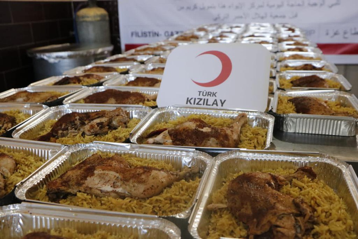 Türk Kızılay, Gazze\'de okullara sığınanlara sıcak yemek dağıtımına başladı