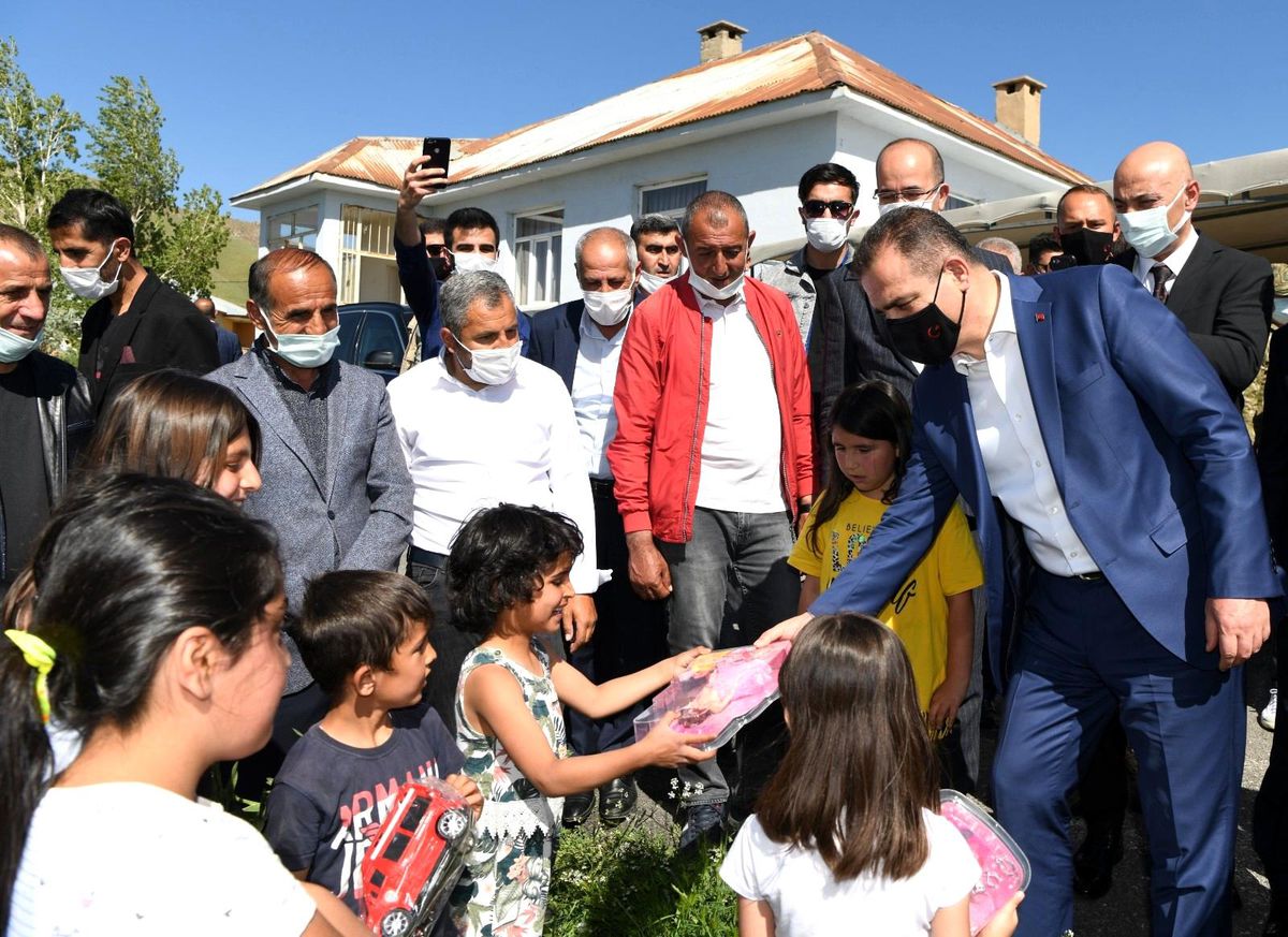 Vali Akbıyık\'tan köy ziyareti