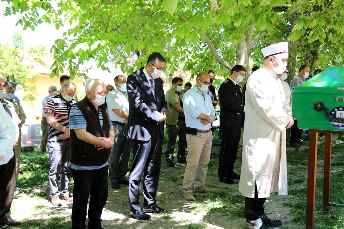 Vali Çelik, Münevver Özkalay\'ın cenaze namazına katıldı
