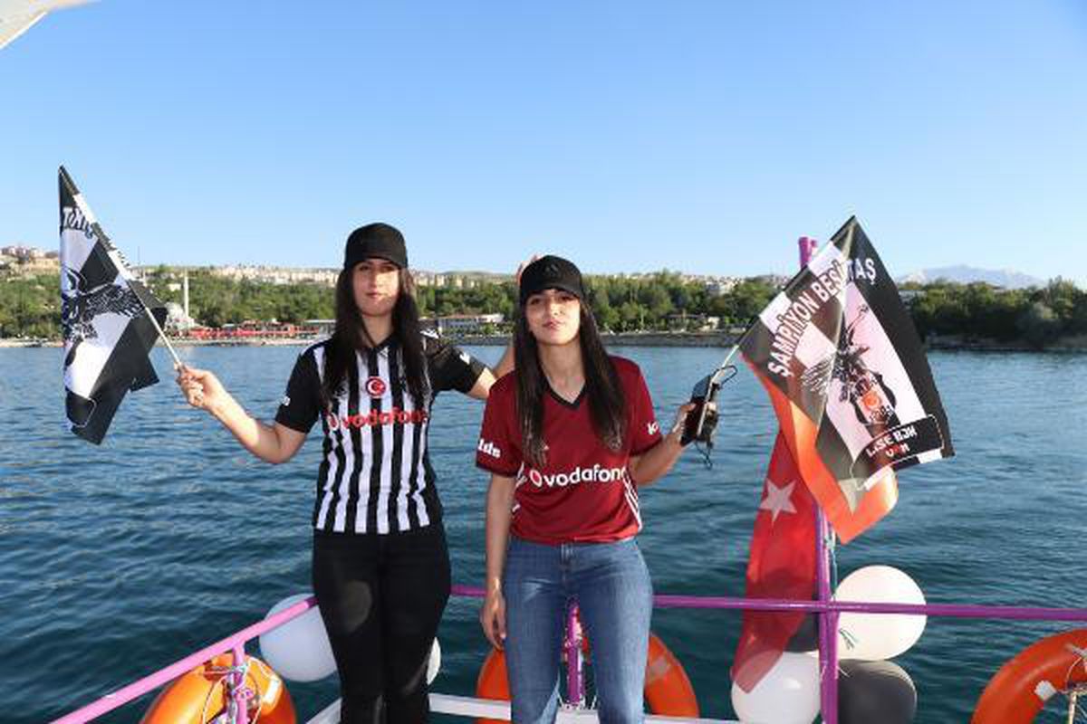 Son dakika haberleri... Van\'daki Beşiktaşlılar teknelerle meşale yakıp, Van Gölü\'nde şampiyonluk kutlaması yaptı