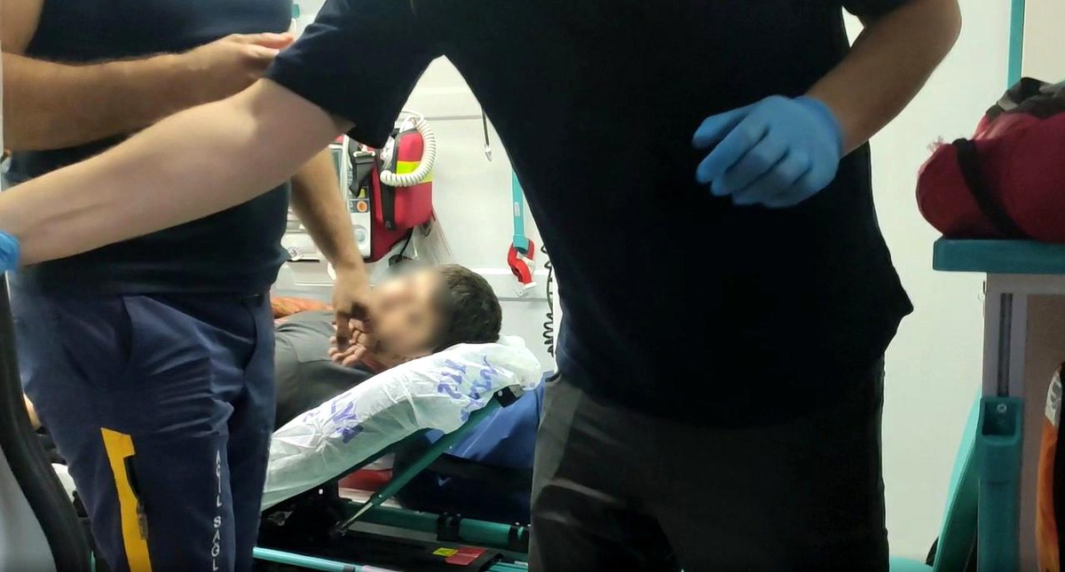 Yaralı halde 1 kilometre yürüyüp arkadaşlarından yardım istedi