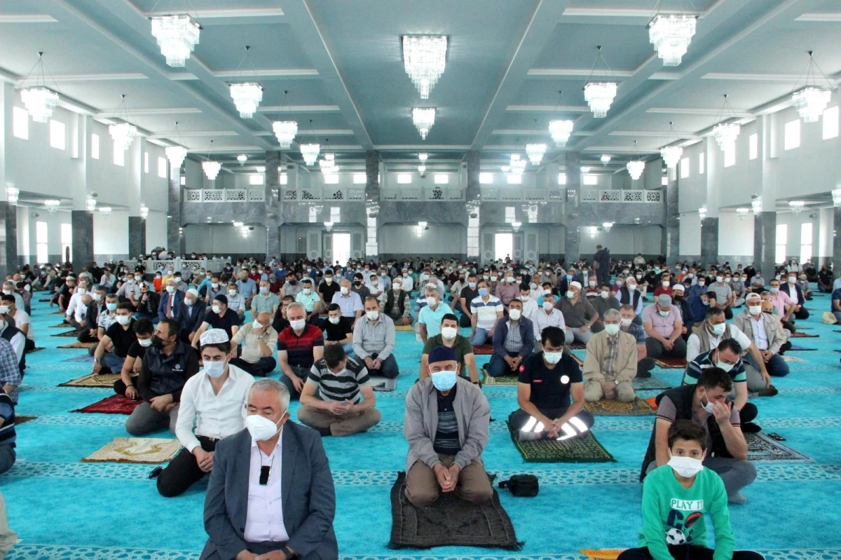 Afyonkarahisar\'ın en büyük camisi kılınan ilk cuma namazıyla ibadete açıldı