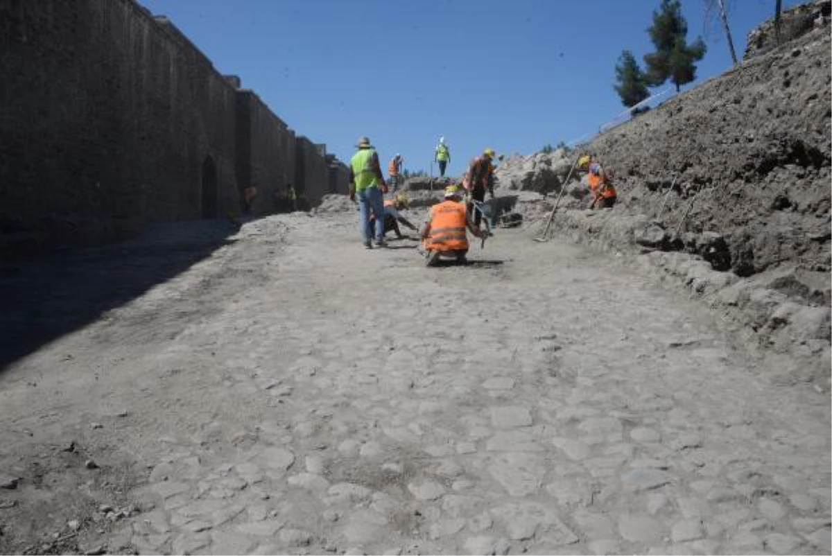 AMİDA HÖYÜK\'TEKİ ROMA SARAYI\'NIN \'KRAL YOLU\' GÜN YÜZÜNE ÇIKARILDI