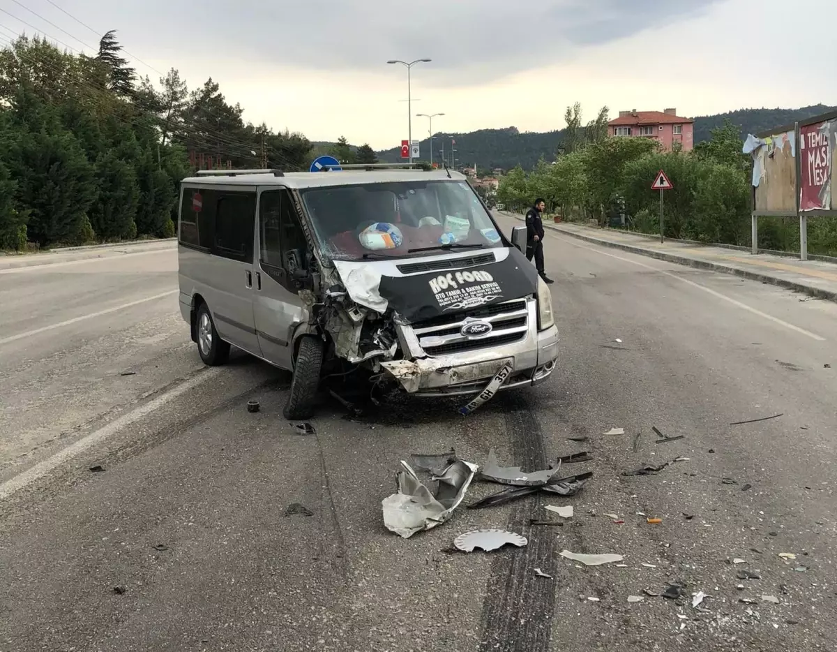 Ankara\'da minibüs otomobille çarpıştı: 3 yaralı