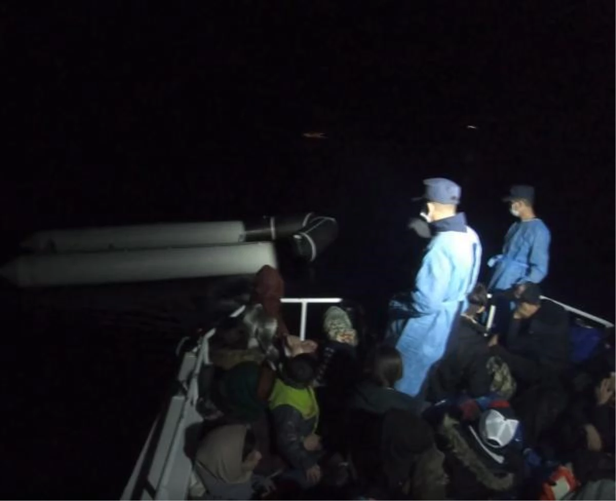 Ayvacık açıklarında, lastik bottaki 40 kaçak göçmen kurtarıldı