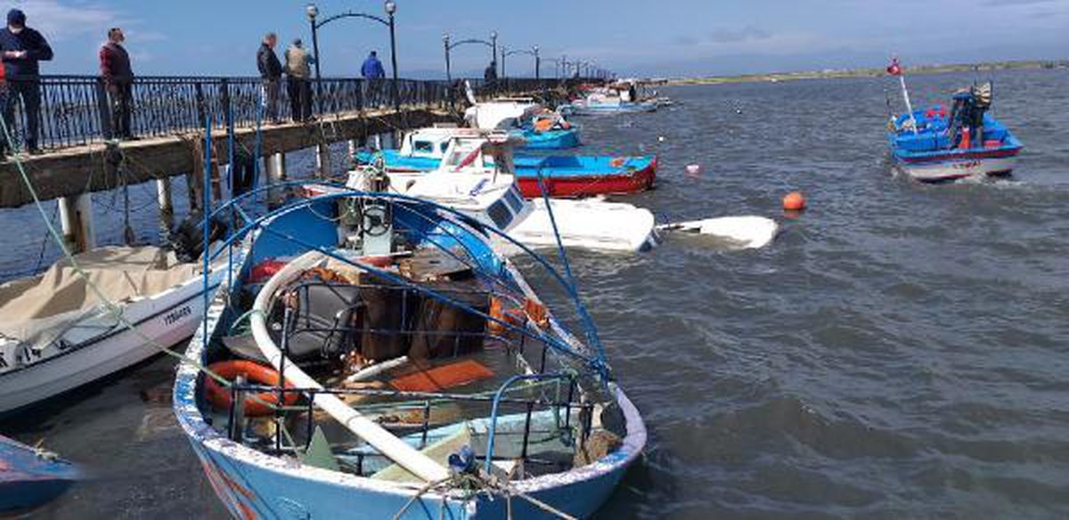 Ayvalık\'ta etkili olan fırtınada 20 tekne battı (2)