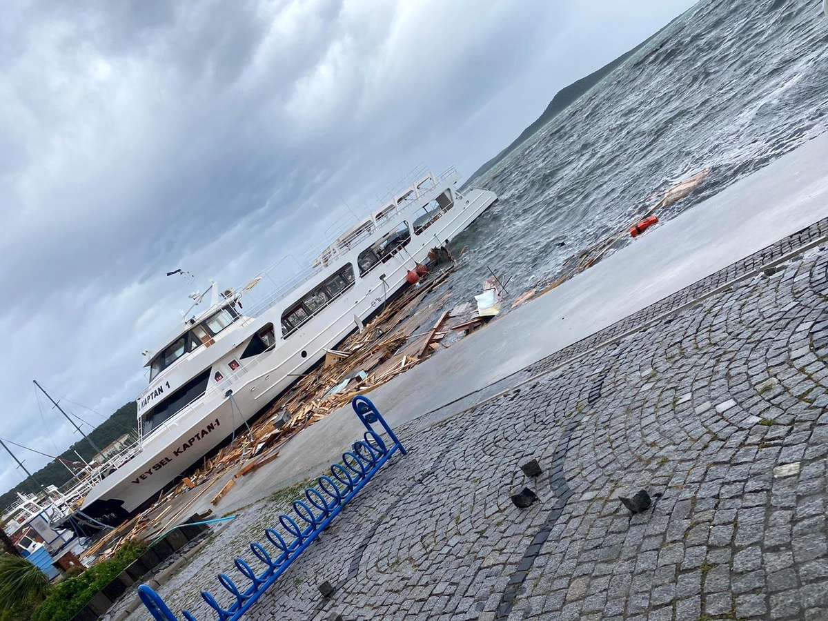 Ayvalık\'ta fırtına onlarca tekneyi batırdı, bir kişi batan tekneden denize böyle düştü