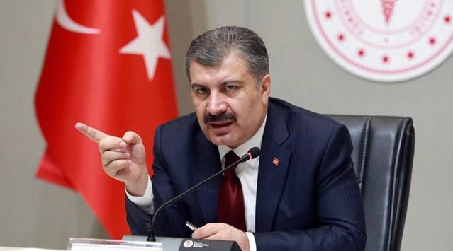  Dışarı çıktığınızda yanınızda 2 metreden kısa mesafede kimse yoksa illa maske takmanız gerekmiyor diyen Bakan Koca'ya, herkes aynı soruyu yöneltti