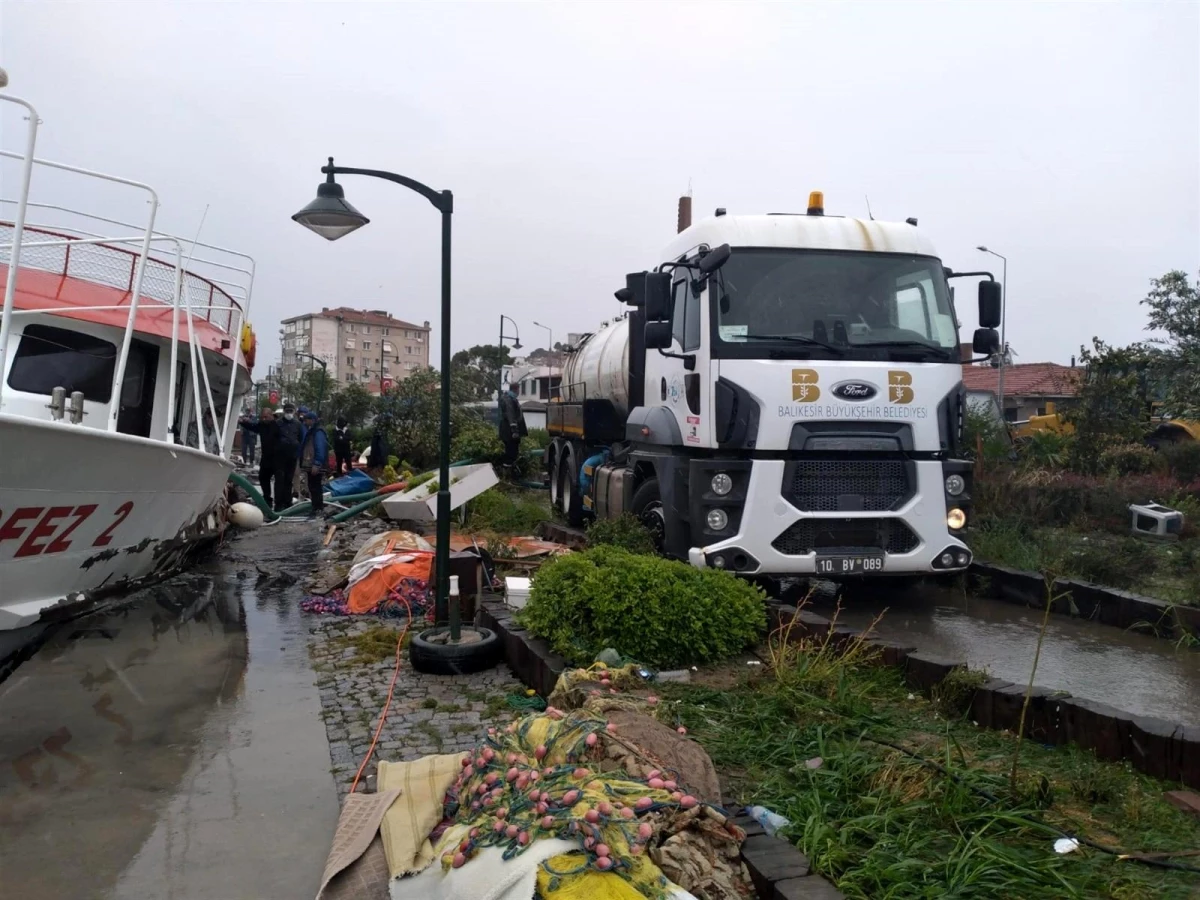 BALIKESİR - Şiddetli fırtına Ayvalık\'ta büyük hasara neden oldu