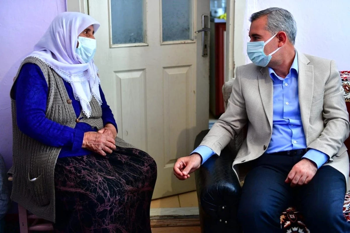 Başkan Çınar, yaşlı kadının hayır duasını aldı