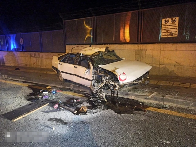 Kontrolden çıkan otomobil istinat duvarına çarptı: 2 yaralı
