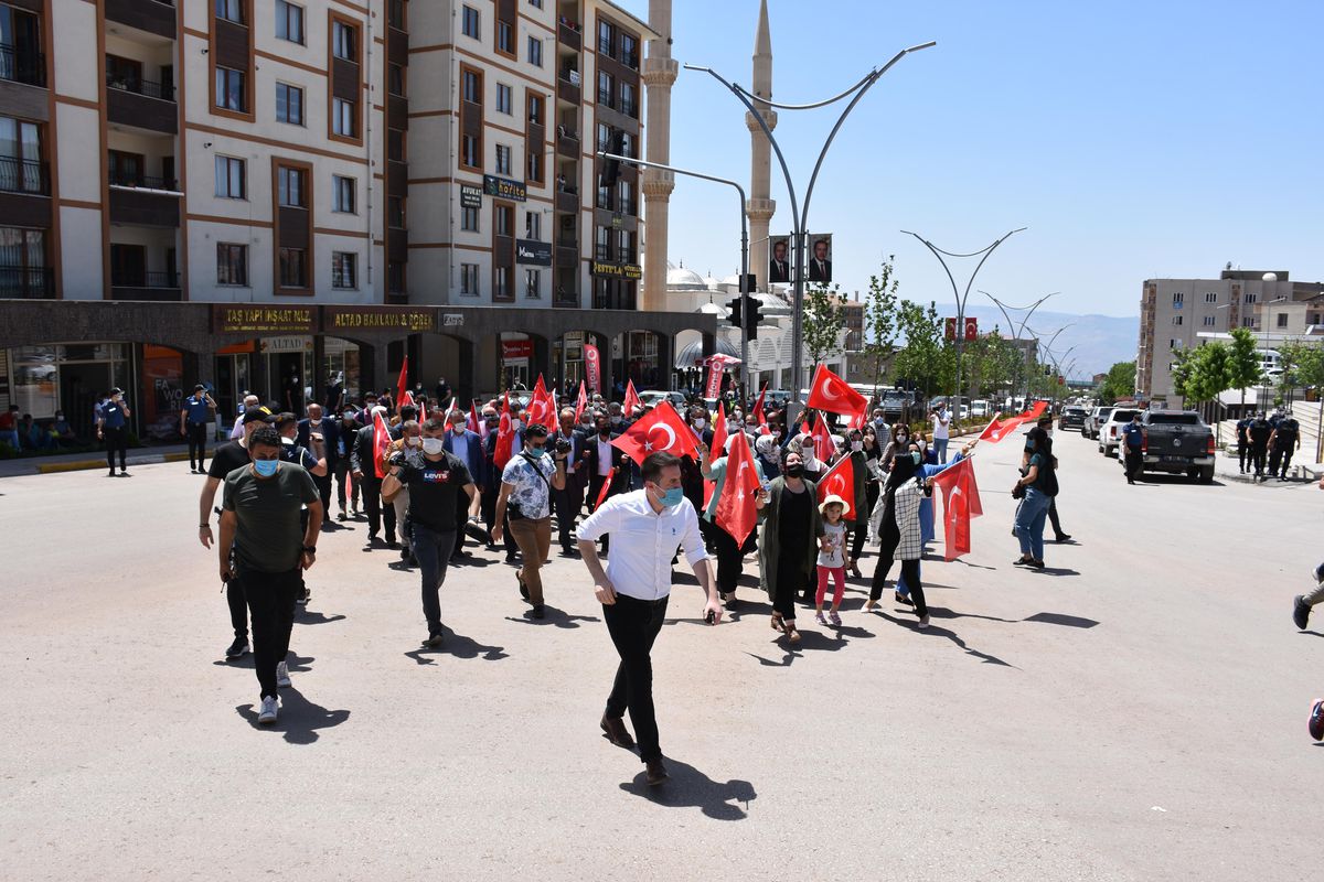 Son dakika haberleri... Batman ve Şırnak\'taki askeri birliklere maket uçaklarla saldırı girişimi yapılan yürüyüşle kınandı