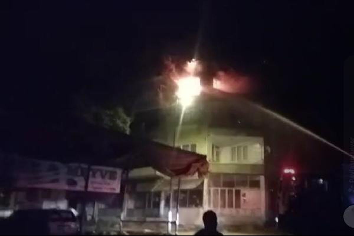 Benzin döküp ateşe verdiği evinde öldü